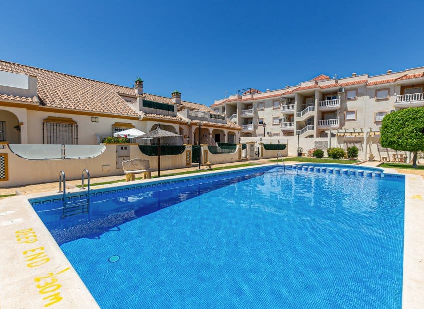 2 quarto Casa em Banda para venda em La Zenia com piscina - 235 000 € (Ref: 9897432)