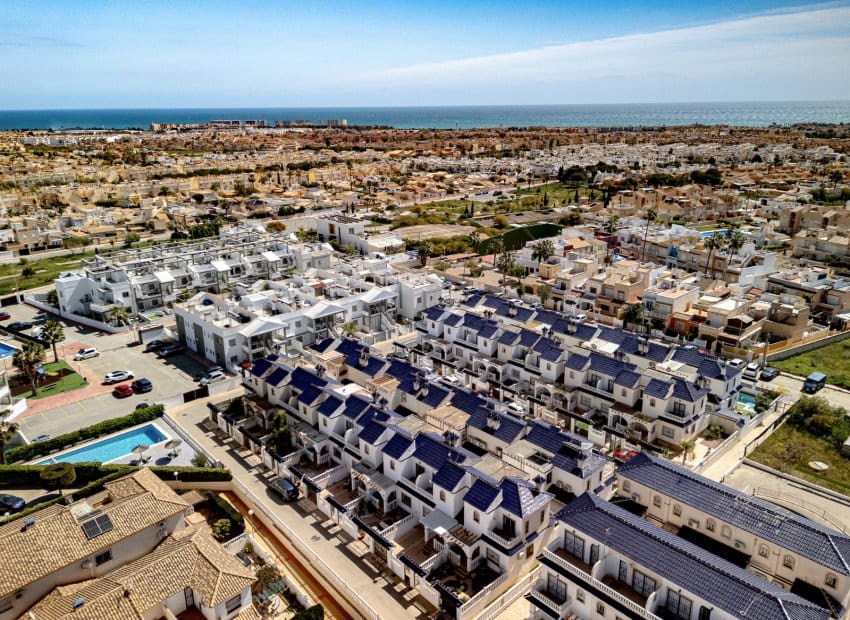 3 chambre Maison de Ville à vendre à Playa Flamenca avec piscine - 245 000 € (Ref: 9897436)