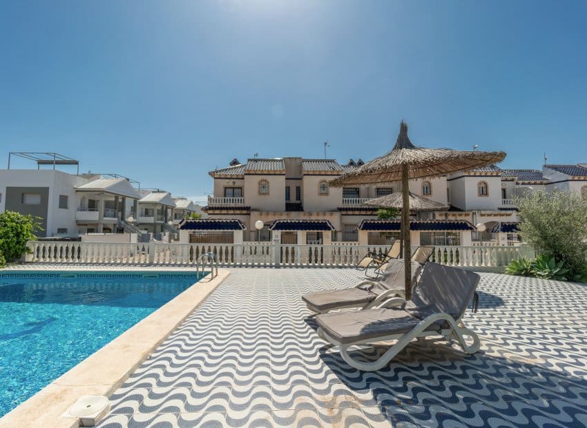 3 chambre Maison de Ville à vendre à Playa Flamenca avec piscine - 245 000 € (Ref: 9897436)