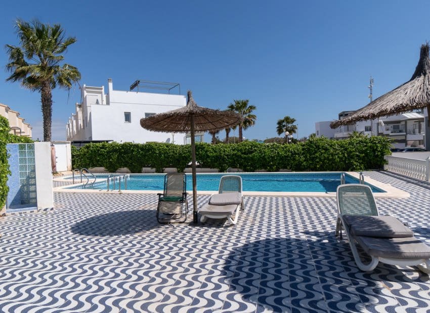 3 chambre Maison de Ville à vendre à Playa Flamenca avec piscine - 245 000 € (Ref: 9897436)