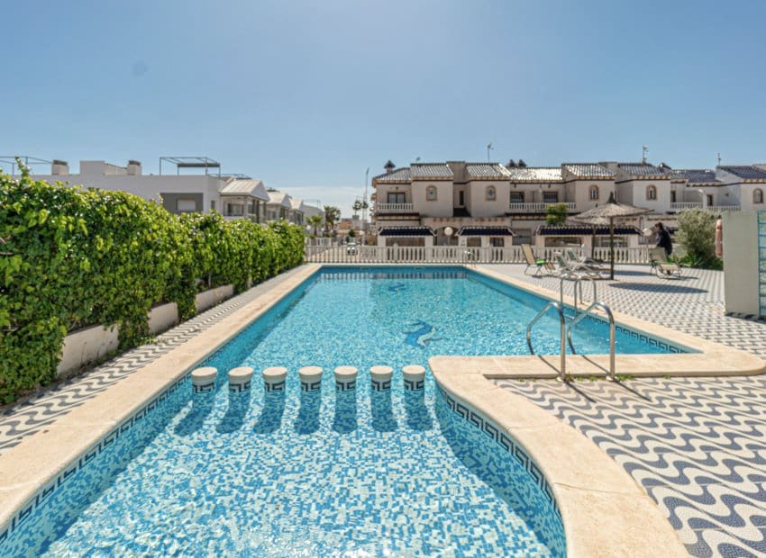 3 chambre Maison de Ville à vendre à Playa Flamenca avec piscine - 245 000 € (Ref: 9897436)