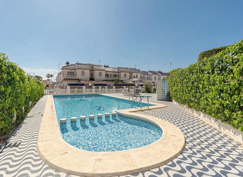 3 chambre Maison de Ville à vendre à Playa Flamenca avec piscine - 245 000 € (Ref: 9897436)