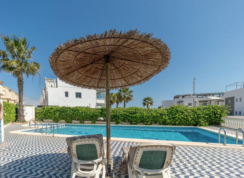 3 Zimmer Haus zu verkaufen in Playa Flamenca mit Pool - 245.000 € (Ref: 9897436)