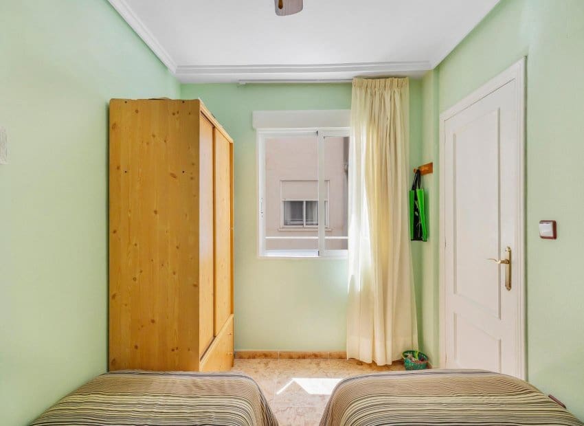 2 makuuhuone Huoneisto myytävänä paikassa Torrevieja mukana uima-altaan - 149 900 € (Ref: 9898417)