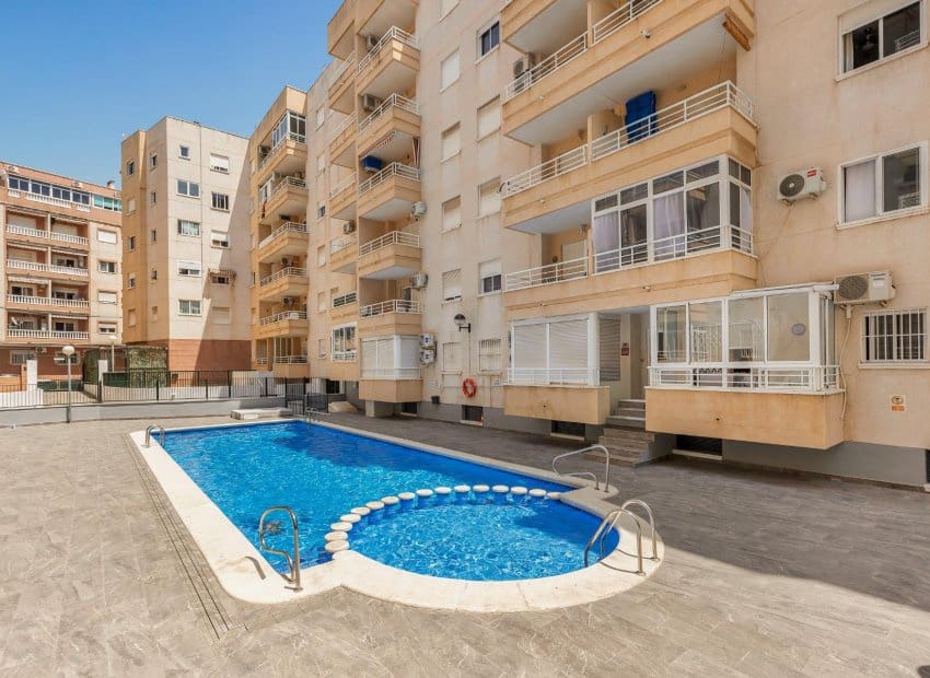 2 makuuhuone Huoneisto myytävänä paikassa Torrevieja mukana uima-altaan - 149 900 € (Ref: 9898417)