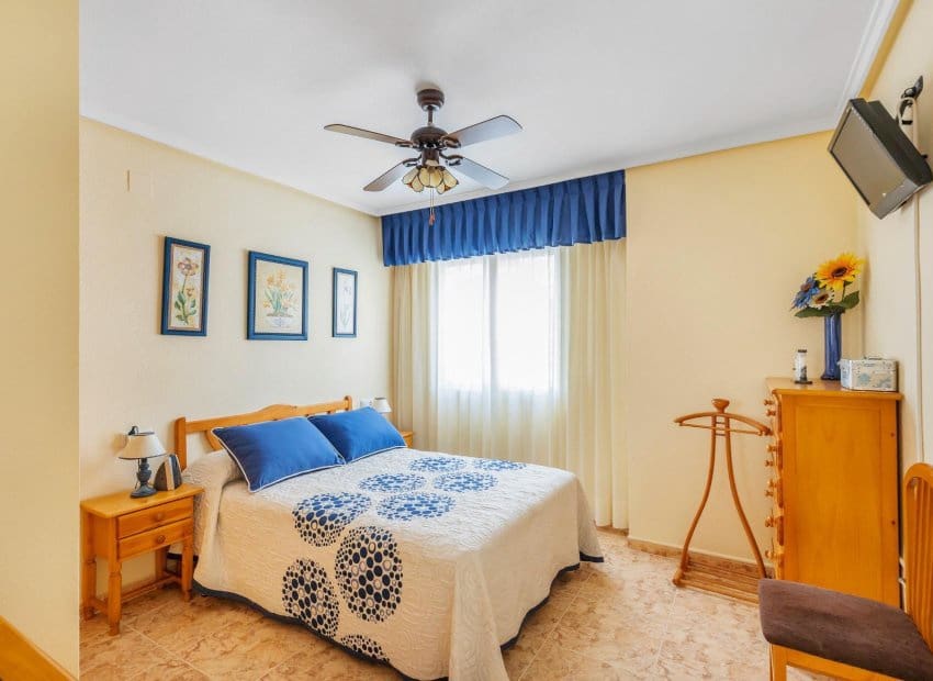 2 makuuhuone Huoneisto myytävänä paikassa Torrevieja mukana uima-altaan - 149 900 € (Ref: 9898417)