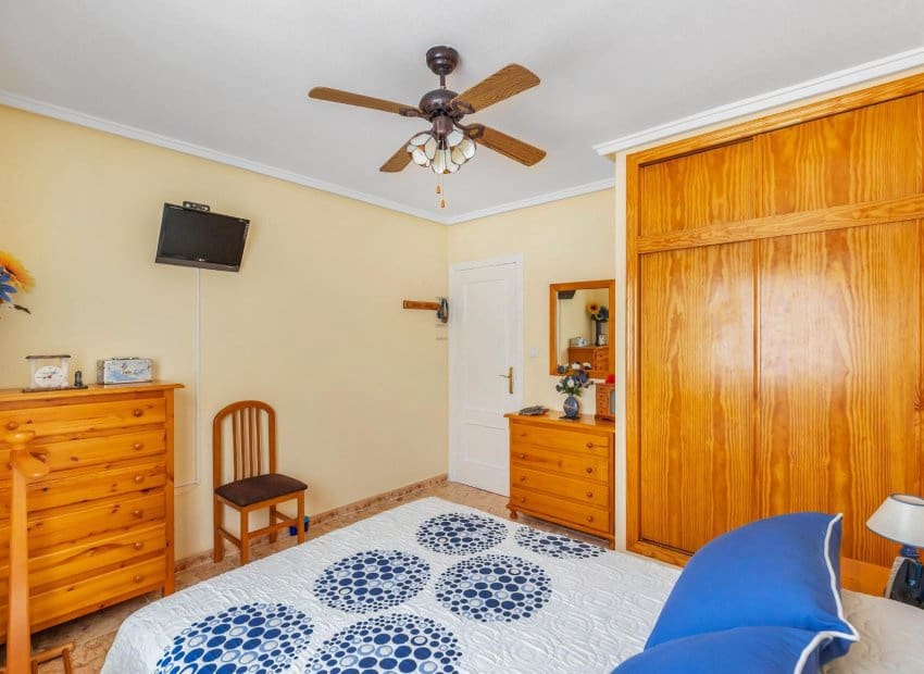 2 makuuhuone Huoneisto myytävänä paikassa Torrevieja mukana uima-altaan - 149 900 € (Ref: 9898417)