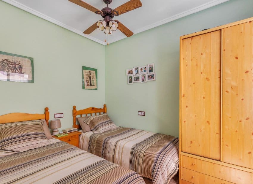 2 makuuhuone Huoneisto myytävänä paikassa Torrevieja mukana uima-altaan - 149 900 € (Ref: 9898417)