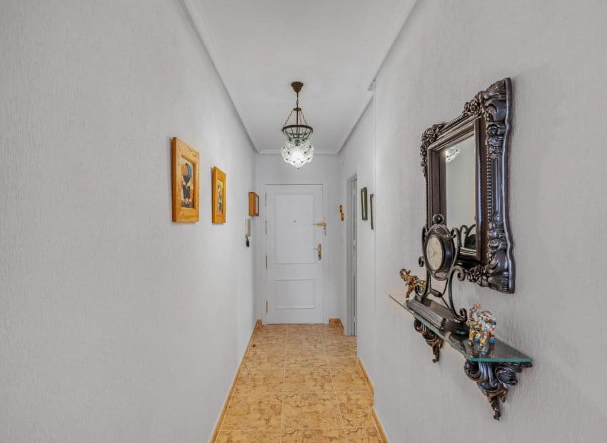 2 makuuhuone Huoneisto myytävänä paikassa Torrevieja mukana uima-altaan - 149 900 € (Ref: 9898417)