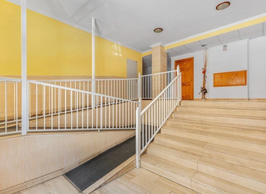 2 makuuhuone Huoneisto myytävänä paikassa Torrevieja mukana uima-altaan - 149 900 € (Ref: 9898417)