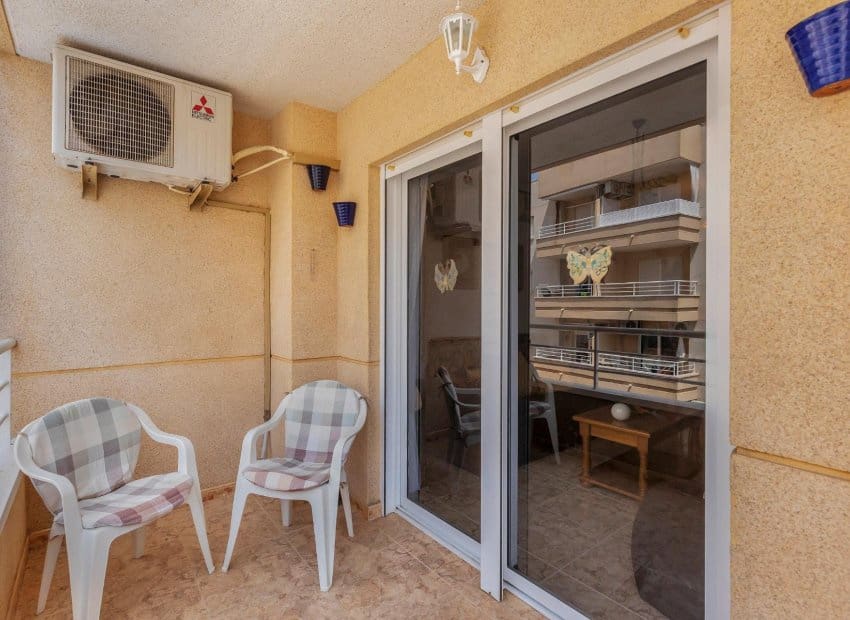 2 makuuhuone Huoneisto myytävänä paikassa Torrevieja mukana uima-altaan - 149 900 € (Ref: 9898417)