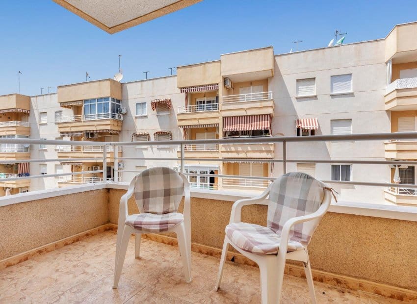 2 makuuhuone Huoneisto myytävänä paikassa Torrevieja mukana uima-altaan - 149 900 € (Ref: 9898417)