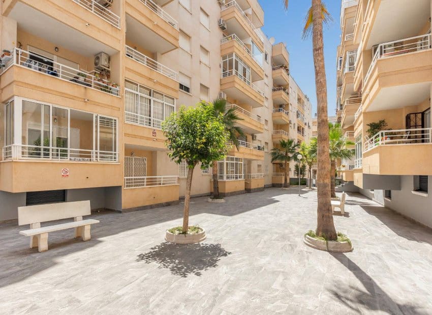 2 makuuhuone Huoneisto myytävänä paikassa Torrevieja mukana uima-altaan - 149 900 € (Ref: 9898417)