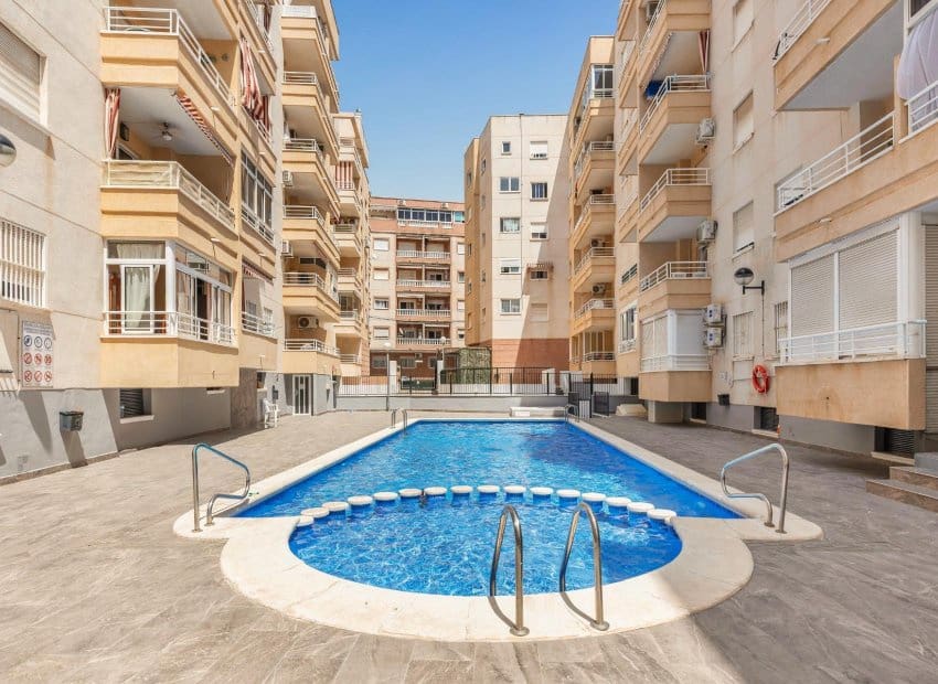 2 makuuhuone Huoneisto myytävänä paikassa Torrevieja mukana uima-altaan - 149 900 € (Ref: 9898417)