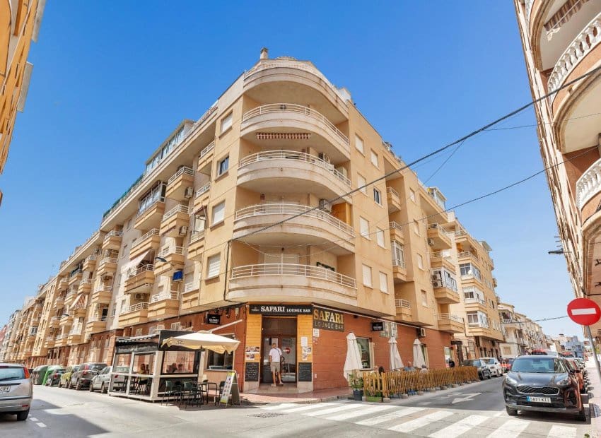 2 makuuhuone Huoneisto myytävänä paikassa Torrevieja mukana uima-altaan - 149 900 € (Ref: 9898417)