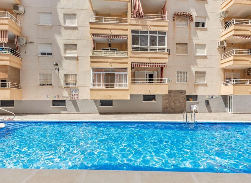 2 makuuhuone Huoneisto myytävänä paikassa Torrevieja mukana uima-altaan - 149 900 € (Ref: 9898417)