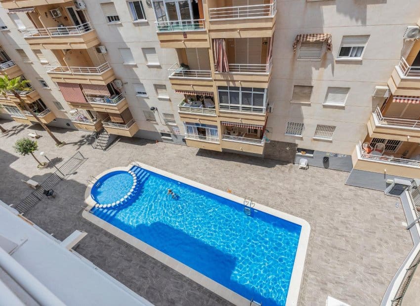 2 makuuhuone Huoneisto myytävänä paikassa Torrevieja mukana uima-altaan - 149 900 € (Ref: 9898417)