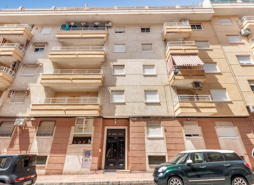 2 makuuhuone Huoneisto myytävänä paikassa Torrevieja mukana uima-altaan - 149 900 € (Ref: 9898417)