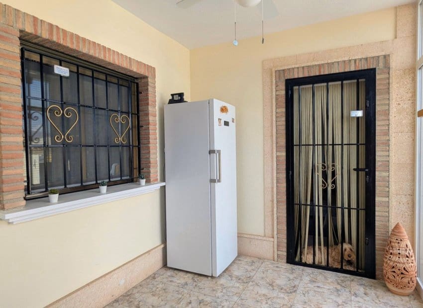 3 Zimmer Villa zu verkaufen in Bigastro mit Pool - 275.000 € (Ref: 9898418)