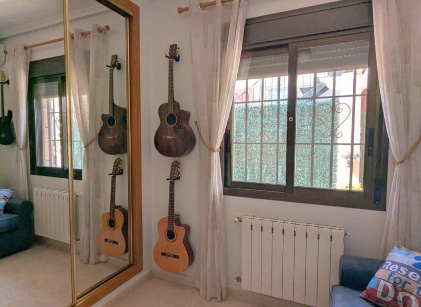 3 Zimmer Villa zu verkaufen in Bigastro mit Pool - 275.000 € (Ref: 9898418)