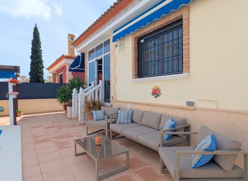 3 Zimmer Villa zu verkaufen in Bigastro mit Pool - 275.000 € (Ref: 9898418)