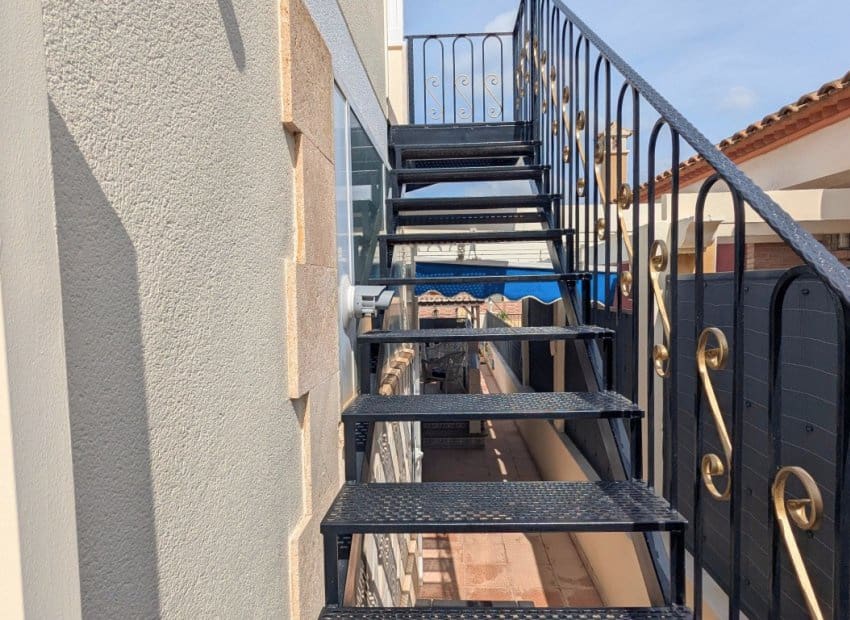 3 Zimmer Villa zu verkaufen in Bigastro mit Pool - 275.000 € (Ref: 9898418)