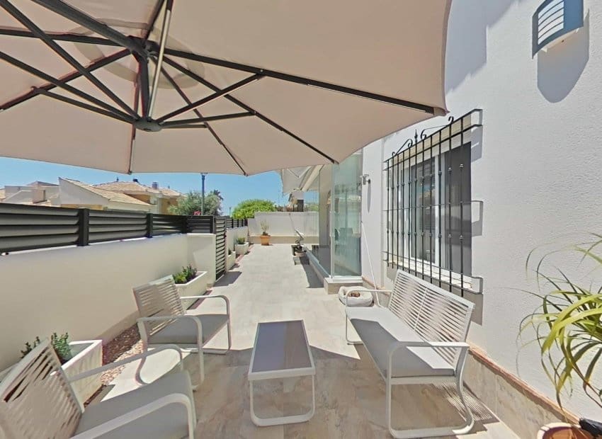 3 bedroom Villa for sale in Los Montesinos with pool - € 289,000 (Ref: 9898419)