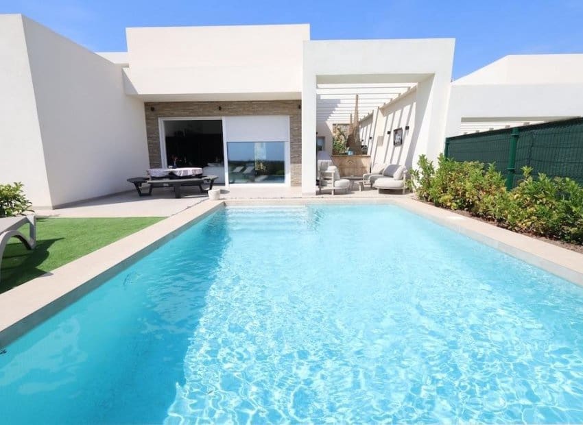 3 soveværelse Villa til salg i Algorfa med swimmingpool - € 549.000 (Ref: 9902028)