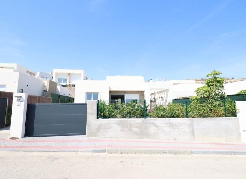 3 soveværelse Villa til salg i Algorfa med swimmingpool - € 549.000 (Ref: 9902028)