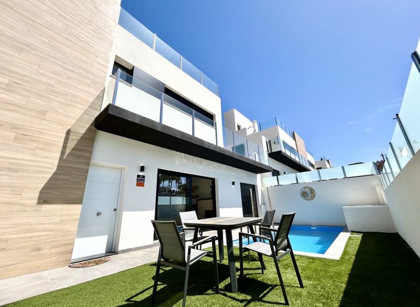 2 slaapkamer Villa te koop in Villamartin met zwembad - € 425.000 (Ref: 9911556)