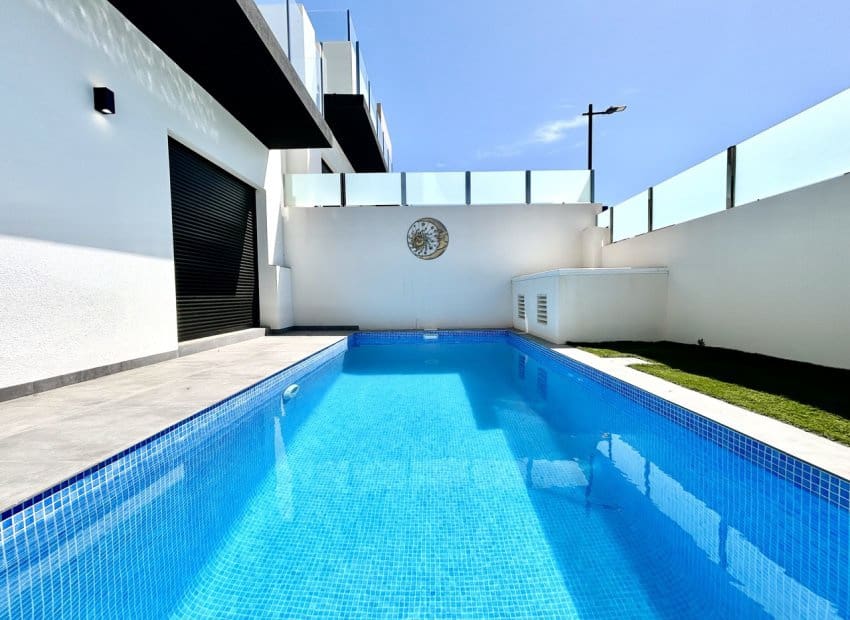 2 slaapkamer Villa te koop in Villamartin met zwembad - € 425.000 (Ref: 9911556)