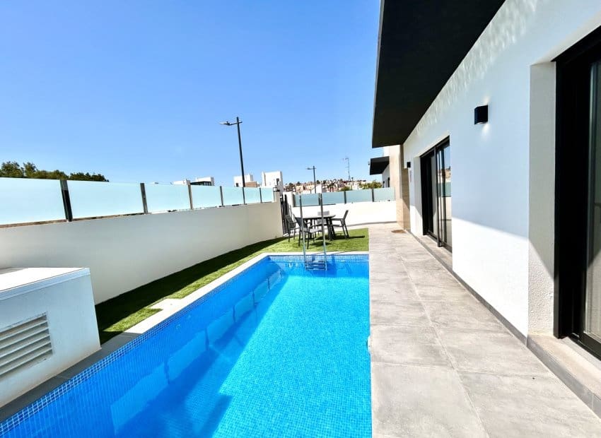 2 slaapkamer Villa te koop in Villamartin met zwembad - € 425.000 (Ref: 9911556)
