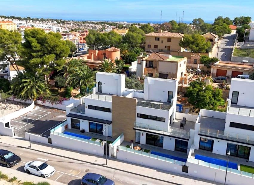 2 slaapkamer Villa te koop in Villamartin met zwembad - € 425.000 (Ref: 9911556)