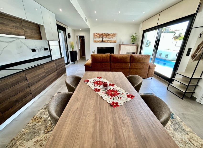 2 slaapkamer Villa te koop in Villamartin met zwembad - € 425.000 (Ref: 9911556)