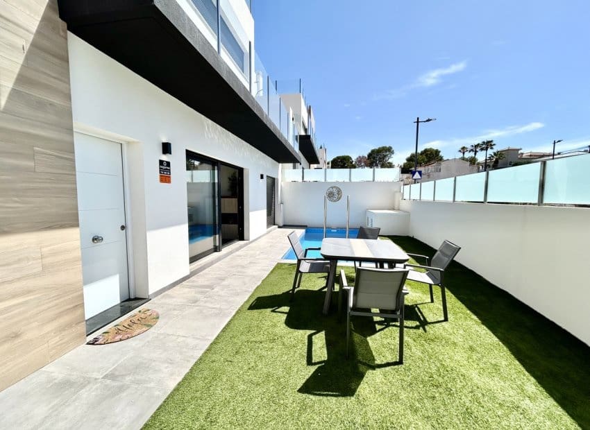 2 slaapkamer Villa te koop in Villamartin met zwembad - € 425.000 (Ref: 9911556)