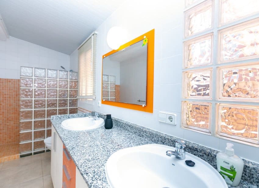 4 slaapkamer Villa te koop in La Zenia met zwembad - € 1.295.000 (Ref: 9911560)
