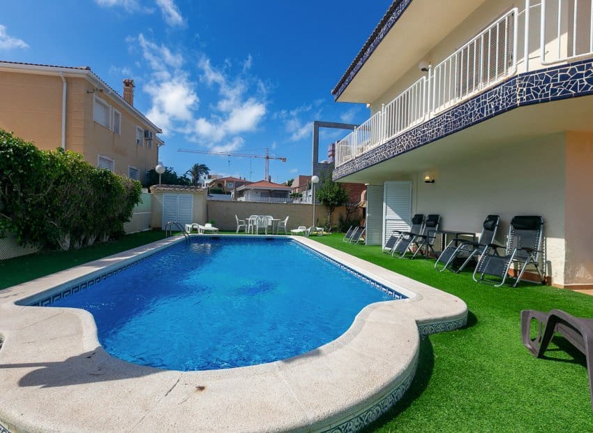 4 slaapkamer Villa te koop in La Zenia met zwembad - € 1.295.000 (Ref: 9911560)