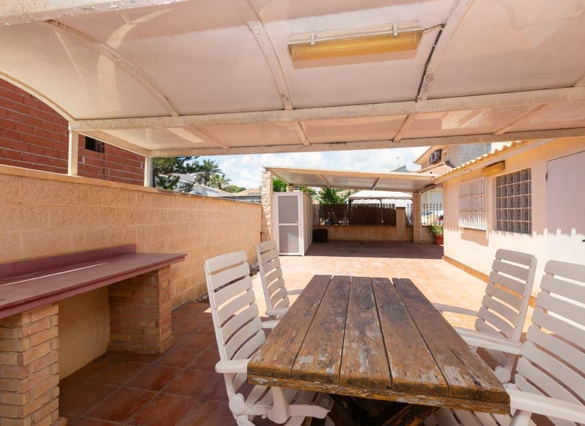 4 slaapkamer Villa te koop in La Zenia met zwembad - € 1.295.000 (Ref: 9911560)