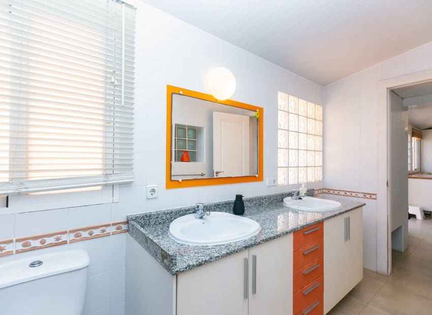 4 slaapkamer Villa te koop in La Zenia met zwembad - € 1.295.000 (Ref: 9911560)