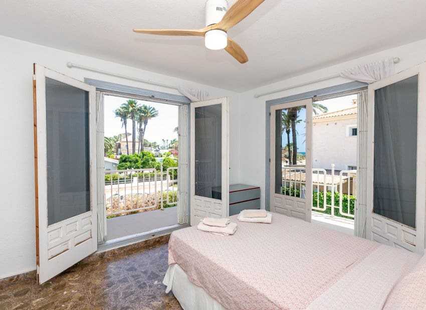 4 slaapkamer Villa te koop in La Zenia met zwembad - € 1.295.000 (Ref: 9911560)