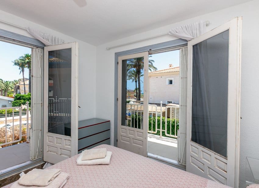 4 slaapkamer Villa te koop in La Zenia met zwembad - € 1.295.000 (Ref: 9911560)