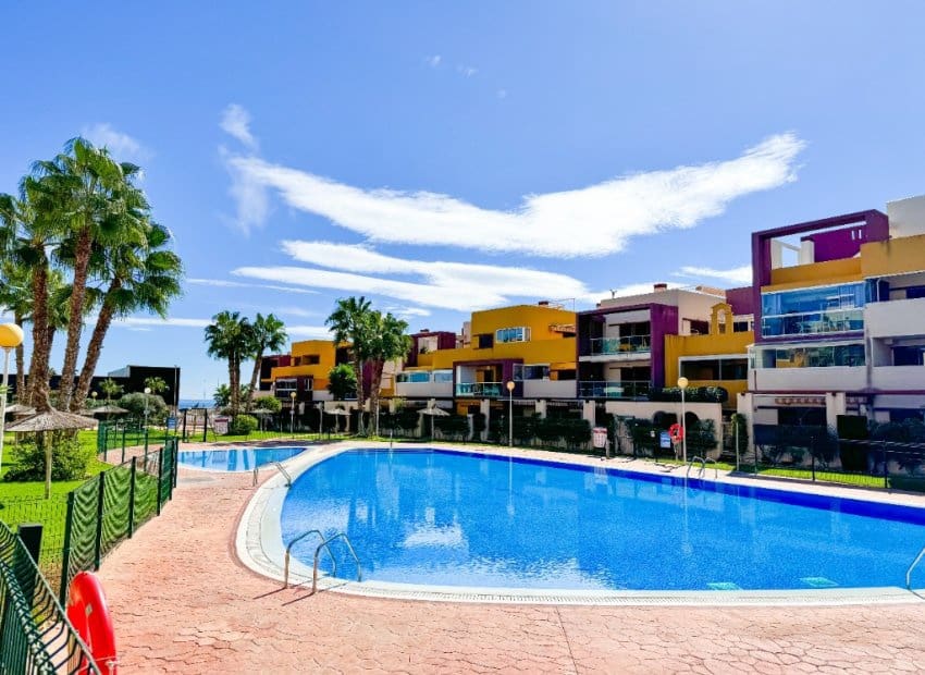 2 makuuhuone Huoneisto myytävänä paikassa Orihuela Costa mukana uima-altaan - 260 000 € (Ref: 9927924)