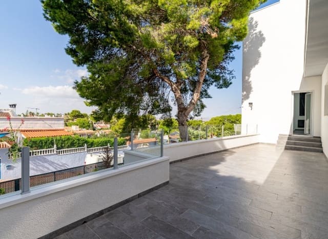 6 Zimmer Villa zu verkaufen in Los Balcones mit Pool - 890.000 € (Ref: 9927925)