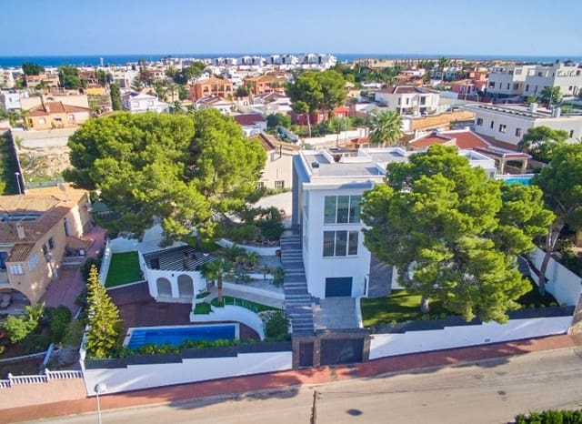 6 Zimmer Villa zu verkaufen in Los Balcones mit Pool - 890.000 € (Ref: 9927925)