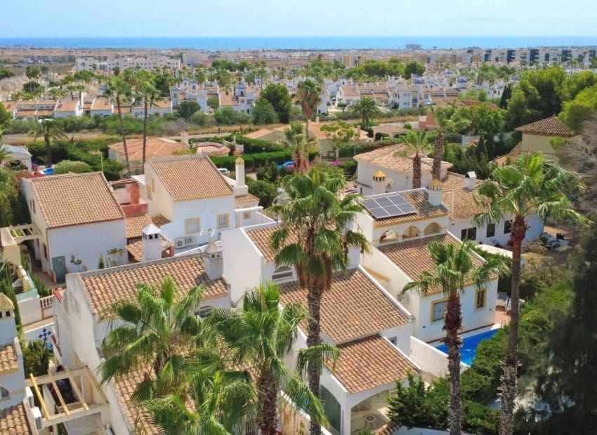 3 makuuhuone Huvila myytävänä paikassa Orihuela Costa mukana uima-altaan - 424 900 € (Ref: 9932428)