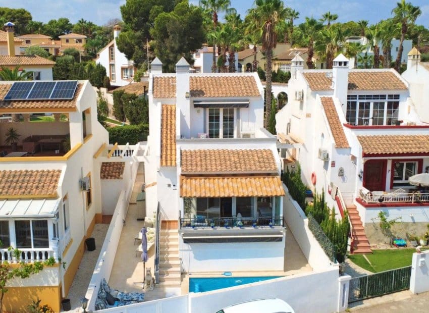 3 makuuhuone Huvila myytävänä paikassa Orihuela Costa mukana uima-altaan - 424 900 € (Ref: 9932428)