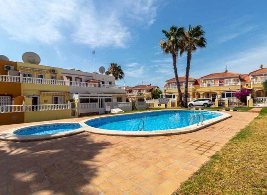 2 soveværelse Byhus til salg i Orihuela Costa med swimmingpool - € 229.000 (Ref: 9932429)
