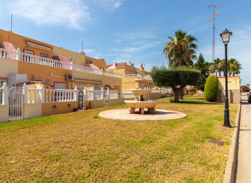 2 soveværelse Byhus til salg i Orihuela Costa med swimmingpool - € 229.000 (Ref: 9932429)