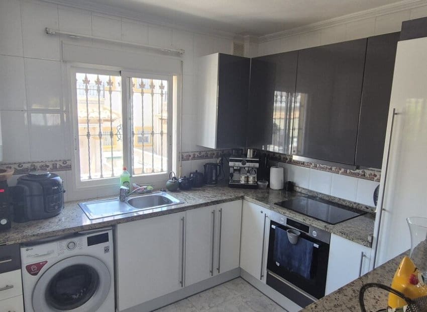 4 soveværelse Villa til salg i Villamartin med swimmingpool - € 399.995 (Ref: 9944518)