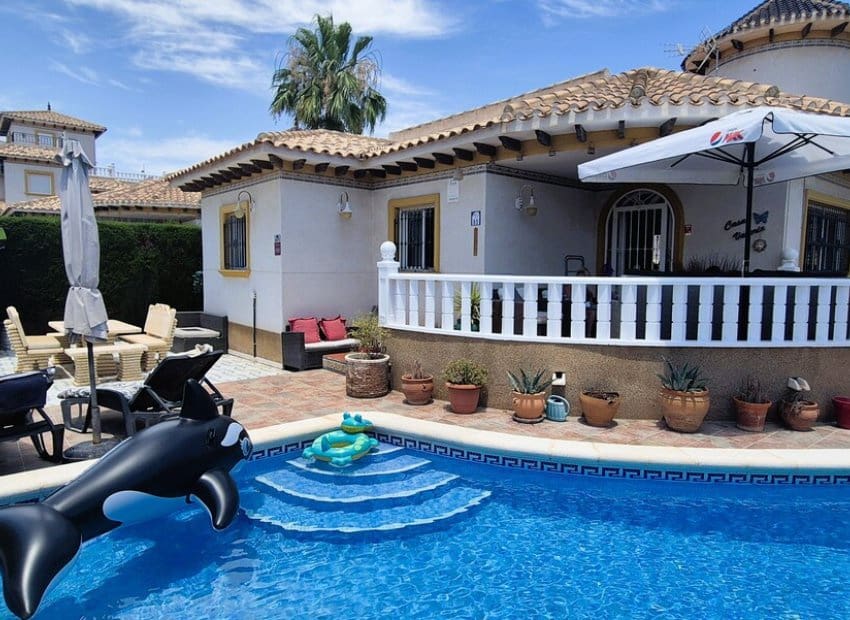 4 soveværelse Villa til salg i Villamartin med swimmingpool - € 399.995 (Ref: 9944518)